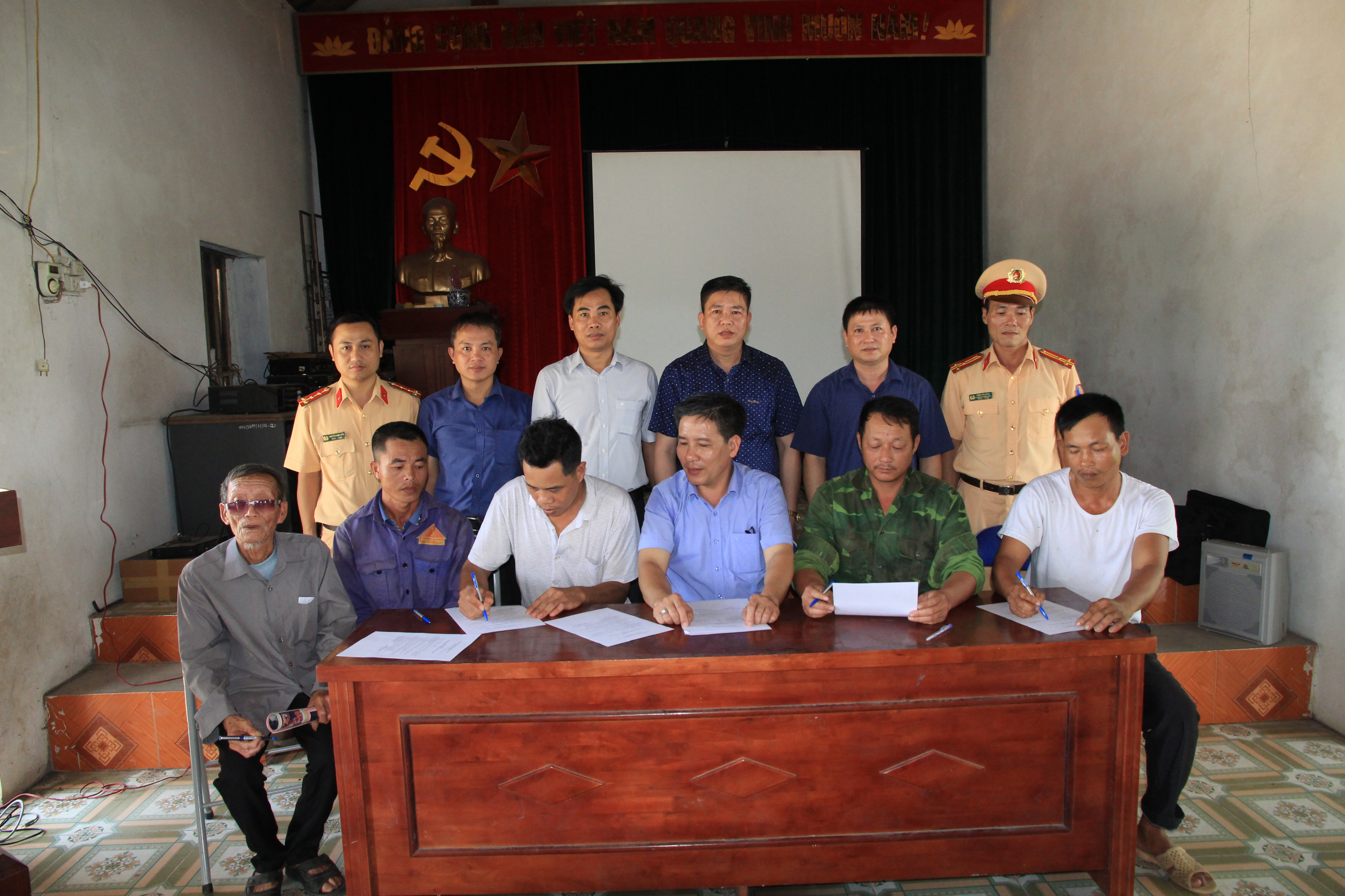   Tuyên truyền, ký cam kết an toàn giao thông đường thủy nội địa cho các chủ phương tiện thủy thô sơ tại xã Tân Hưng, thành phố Hưng Yên