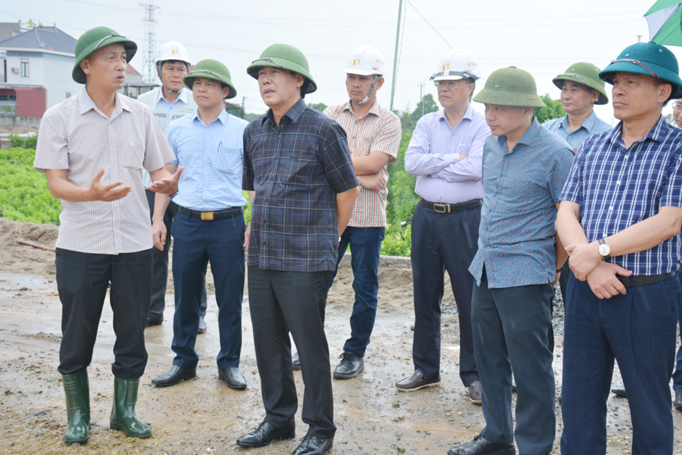   ĐỒNG CHÍ NGUYỄN HÙNG NAM, PHÓ CHỦ TỊCH UBND TỈNH, PHÓ TRƯỞNG BAN CHỈ ĐẠO DỰ ÁN TRỌNG ĐIỂM TỈNH KIỂM TRA TÌNH HÌNH THỰC HIỆN DỰ ÁN ĐẦU TƯ XÂY DỰNG ĐƯỜNG VÀNH ĐAI 4 TRÊN ĐỊA BÀN HUYỆN VĂN GIANG, VĂN LÂM.