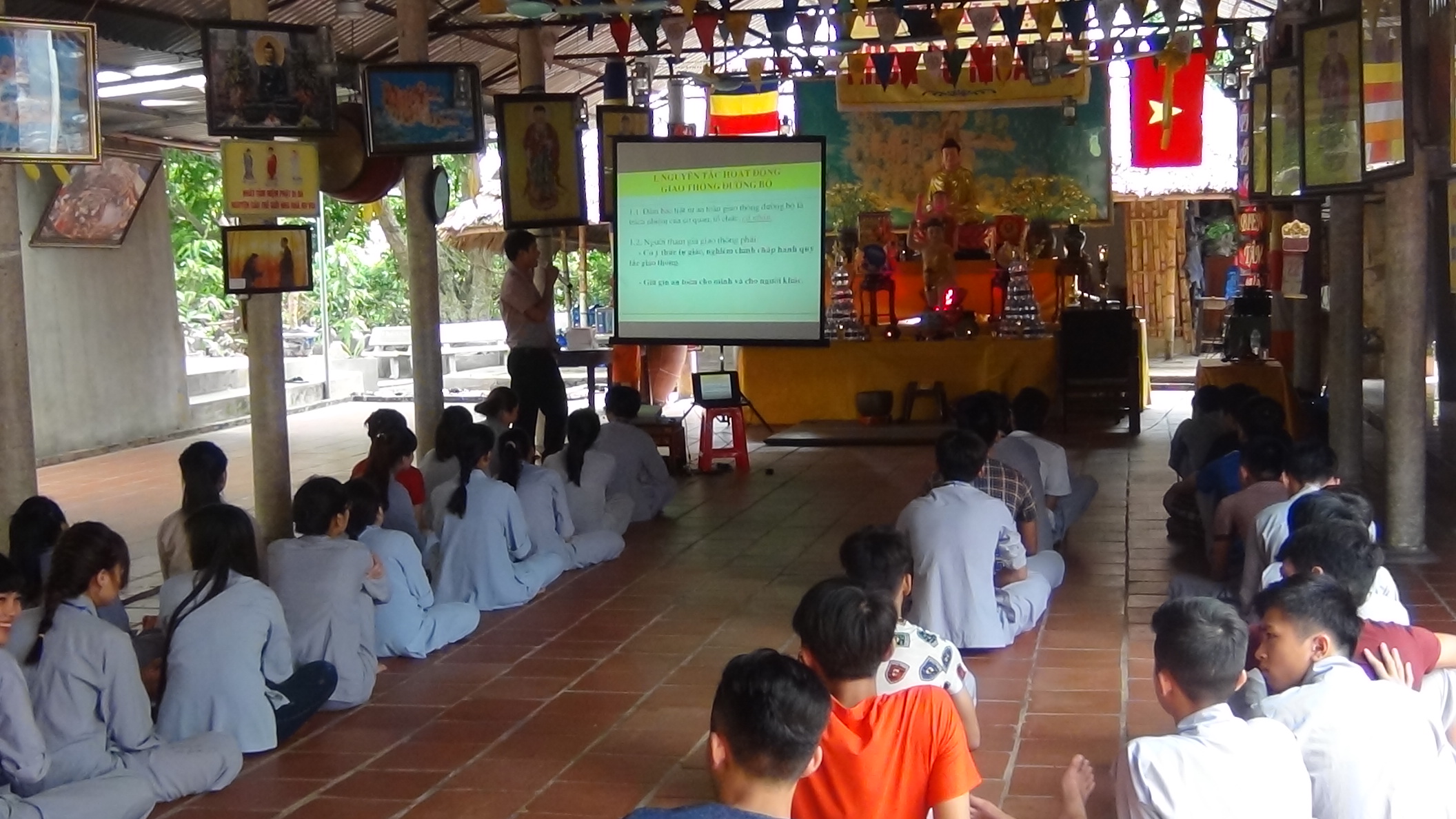   Phổ biến pháp luật trật tự an toàn giao thông đường bộ cho Tăng Ni, phật tử, sinh viên hè năm 2015.